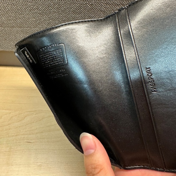 RARE! NWT! Coach Vandal Gummy Bear Passport holder F77914 - Picture 5 of 7